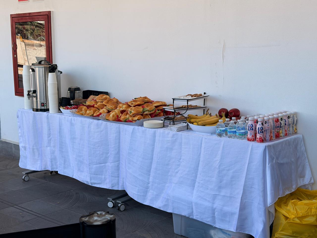Mesa completa con bebidas, agua y jugos