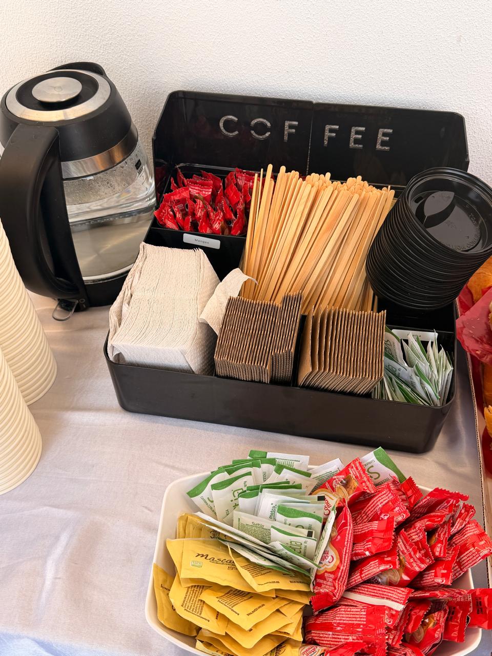 Estaci&oacute;n de caf&eacute; con accesorios y suministros